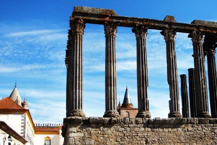 Whitewashed lanes and stone walls of Évora's historic centre in the Alentejo