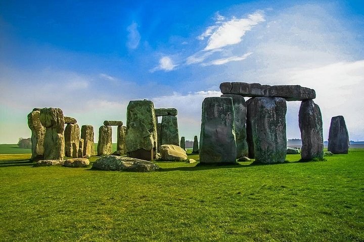 Stonehenge stone circle on the open grassland of Wiltshire