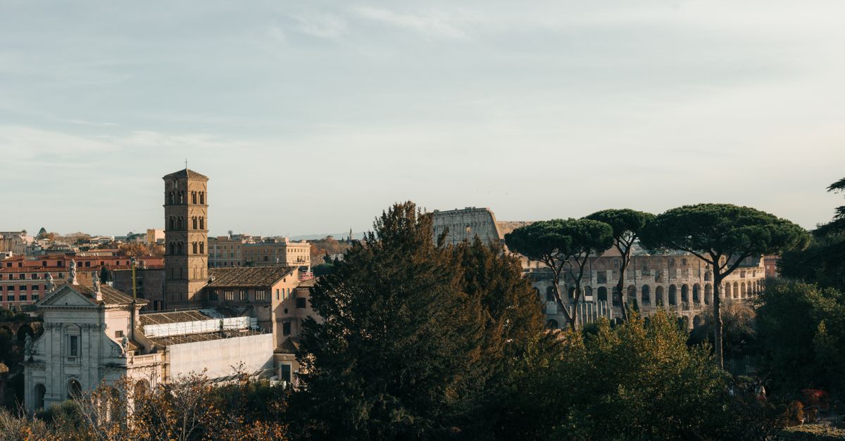 Rooftops of Rome seen from above, the starting point for day trips by train across Lazio and beyond